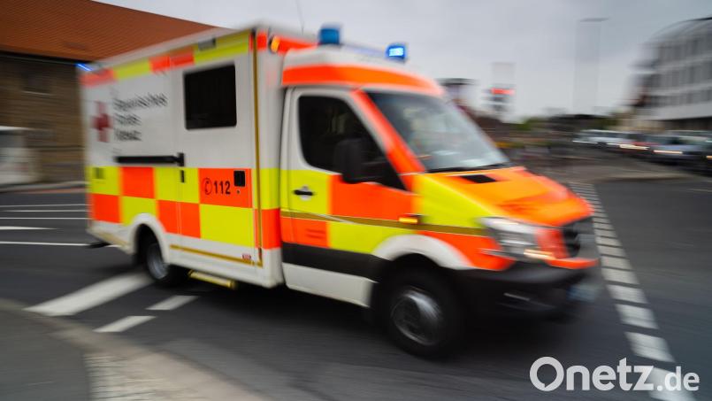 Der verletzte Pilot wurde vom Rettungsdienst in ein Krankenhaus gebracht. (Symbolbild) Bild: Nicolas Armer/dpa