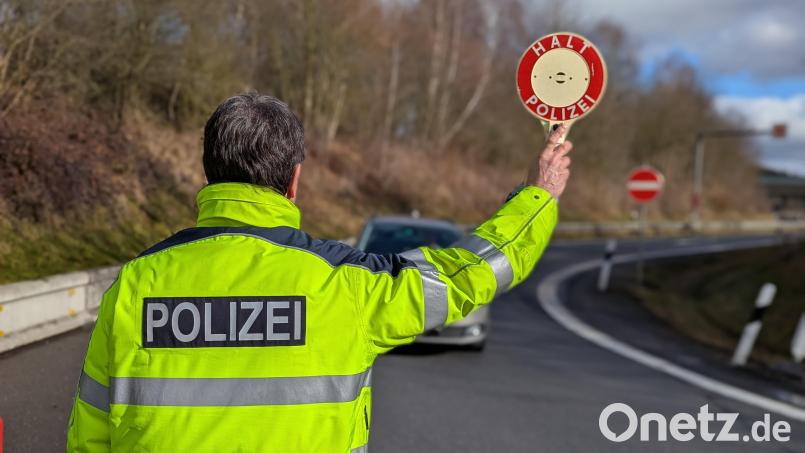 Bei Grenzkontrollen an der A6 bei Waidhaus haben Beamte der Bundespolizei vergangenes Wochenende insgesamt fünf Haftbefehle vollstreckt. Symbolbild: Bundespolizei