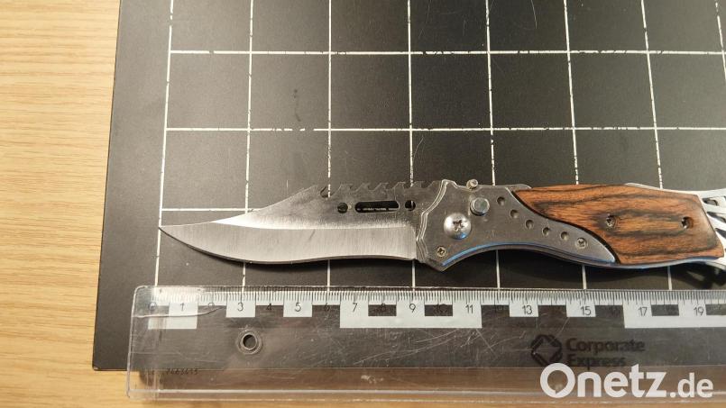 Die Beamten entdeckten im Handschuhfach ein Springmesser. Symbolbild: Bundespolizei