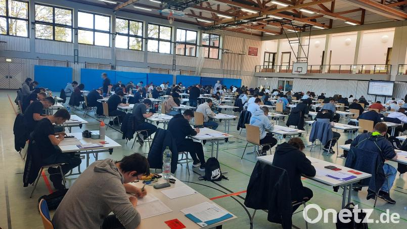 Schülerinnen und Schüler der verschiedenen Fachrichtungen bei ihrer Abschlussprüfung Bild: Wolfgang Hecht