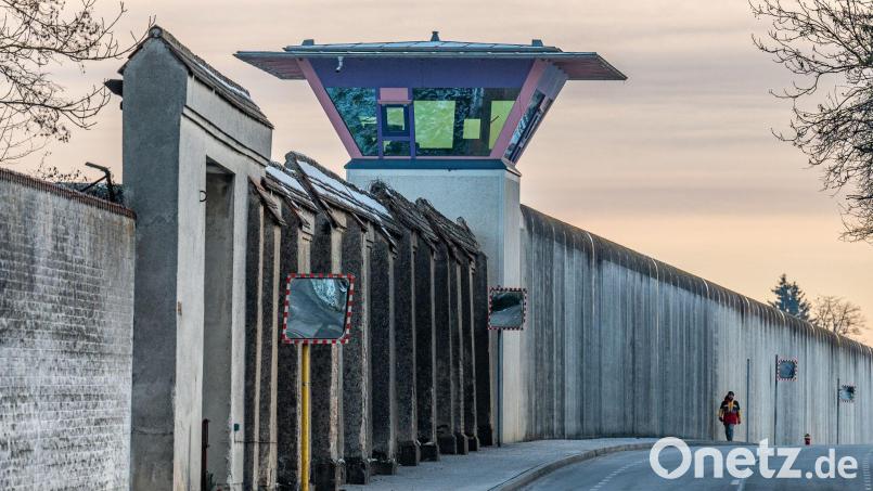 Ein Insasse der JVA Straubing ist eineinhalb Jahre nach einem Angriff gestorben. (Archivbild) Bild: Armin Weigel/dpa