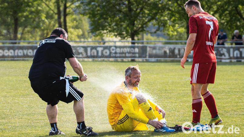 Die SG 1 Traßlberg/Poppenricht macht mit einem 3:3 bei der DJK Ensdorf den entscheidenden Schritt zum Titel. Betreuer Benjamin Bogner verpasst Torhüter Michael Jakusevic die verdiente Sektdusche. Bild: Hannah Dirscherl