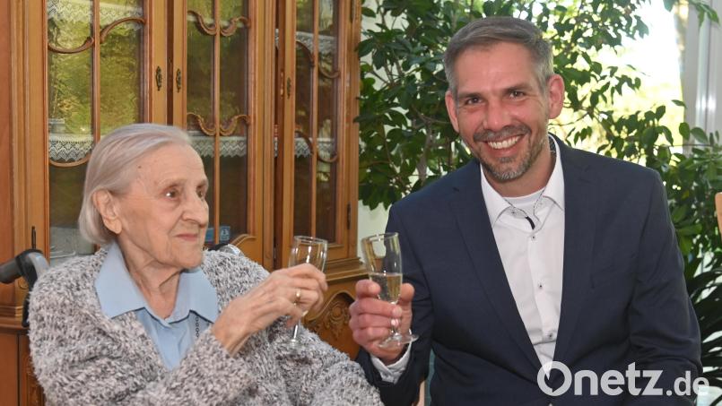 Der neue Oberbürgermeister Michael Fritz gratulierte an seinem zweiten Amtstag Agnes Grill persönlich zum 90. Geburtstag. Bild: Gerhard Franz