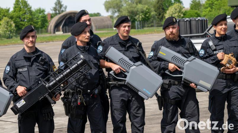 Auch mit Abfanggeräten sollen Gefahren durch Drohnen zum Beispiel an Flughäfen künftig besser bekämpft werden. Bild: Peter Kneffel/dpa