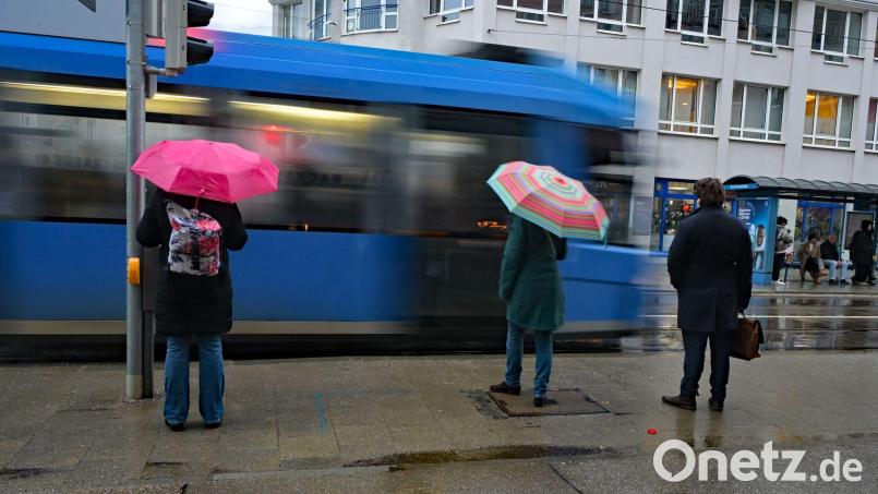 Vielerorts kann es in Bayern zum Wochenstart nass werden. (Symbolbild) Bild: Malin Wunderlich/dpa