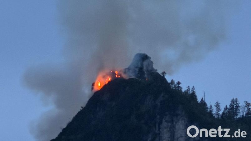 Auch am Montagmorgen steigen noch große Rauchwolken vom Saurüsselkopf empor. Bild: Matthias Brüning/dpa