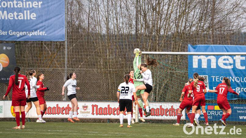 Emma Breitschaft (am Ball) hielt den TSV Theuern über weite Strecken im Spiel. Bild: Hannah Dirscherl