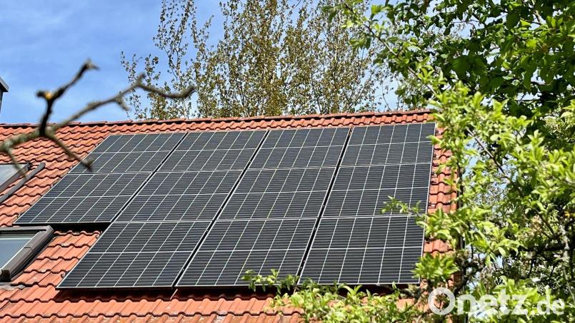 Ende April brannte eine Photovoltaikanlage auf einem Dach in Weiden. Laut dem Fraunhofer-Institut für Solare Energiesysteme verursachen aber nur circa 0,006 Prozent aller installierten Anlagen einen Brand mit größerem Schaden. Bild: Gabi Schönberger