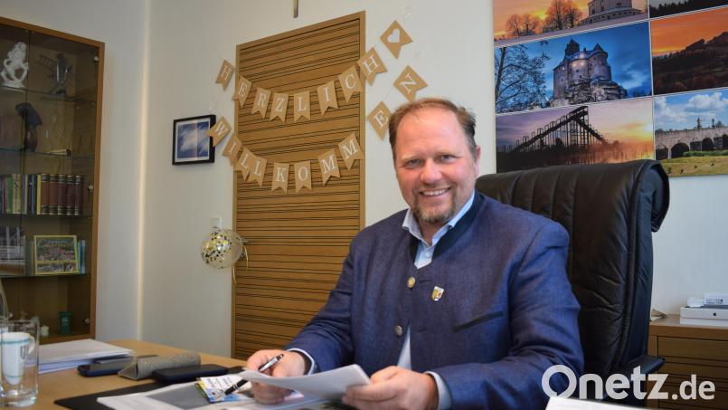 "Herzlich Willkommen": Mit Schriftzug und Luftballons wurde der neue Landrat Hubert Schicker in seinem Büro empfangen. Bild: szl