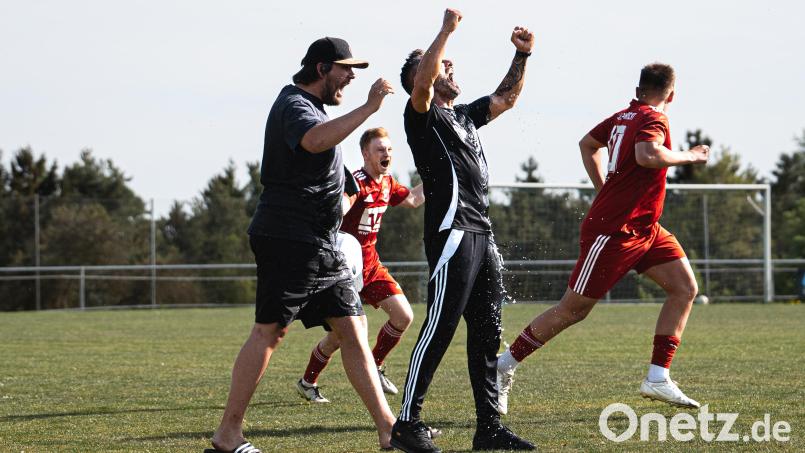Die SG 1 Traßlberg/Poppenricht macht mit einem 3:3 bei der DJK Ensdorf den entscheidenden Schritt zum Titel. Trainer Ilker Caliskan mit erleichtertem Jubel. Bild: Hannah Dirscherl