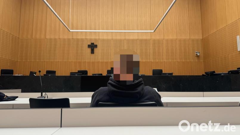Am Landgericht Weiden sagen auch am dritten Prozesstag zahlreiche Teilnehmer der Kolping-Jugendfreizeit aus, die im Juni 2025 ein Wochenende in Altendorf bei Pressath verbracht hatten. Sie beschreiben, wie es zu der blutigen Eskalation gekommen sei, wegen der sich der 22-jährige Angeklagte nun wegen versuchten Mordes und versuchten Totschlags verantworten muss. Bild: Stefanie Tretter