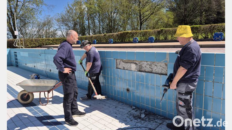 Das Team um Bademeister Horst Lindner (links) muss in diesem Jahr im Freibad Windischeschenbach besonders viele Fliesen austauschen. Bild: Lowak