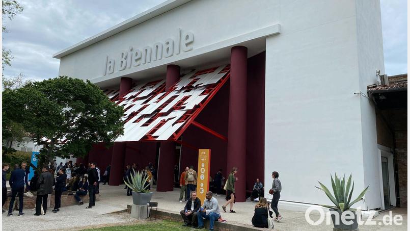 Die diesjährige Biennale wird unter anderem vom Streit um die Teilnahme Russlands erschüttert. (Archivbild) Bild: Robert Messer/dpa