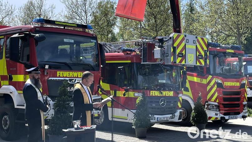 Stadtpfarrer Thomas Helm (rechts) und Pfarrer Dr. David Scherf, selbst Mitglied der Feuerwehr, weihten die drei neuen Fahrzeuge und den Abrollbehälter, die damit auch offiziell in den Dienst der Feuerwehr Amberg gestellt wurden. Bild: Susanne Schwab