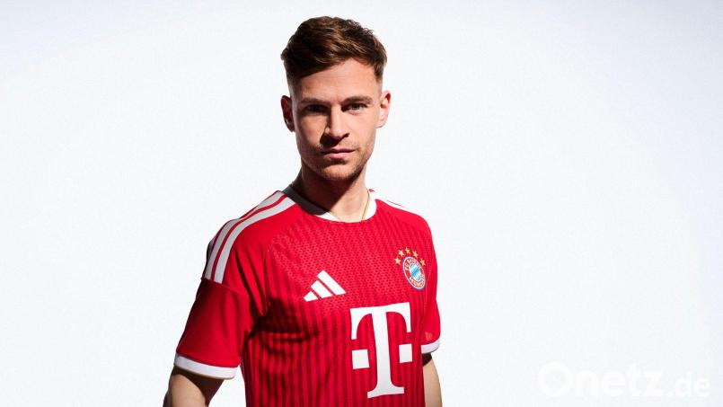 Bayern-Profi Joshua Kimmich zeigt das neue Bayern-Trikot für die kommende Saison. Bild: FC Bayern München AG/dpa
