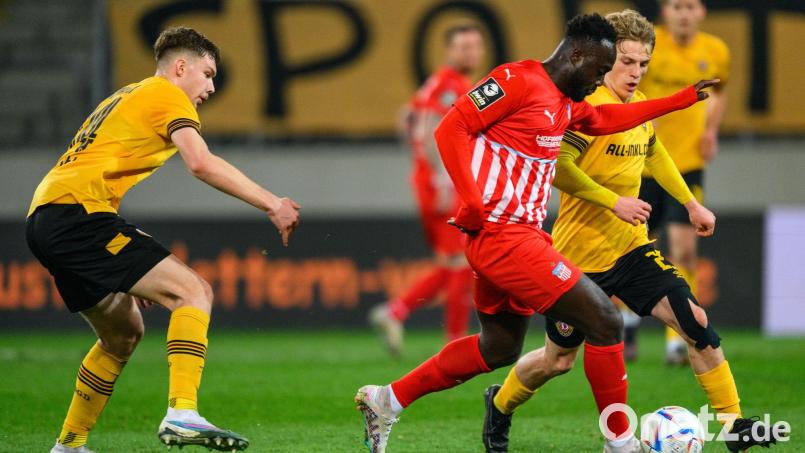 Raphael Assibey-Mensah (M) spielte selbst ein Jahr in Zwickau. (Archivbild) Bild: Robert Michael/dpa