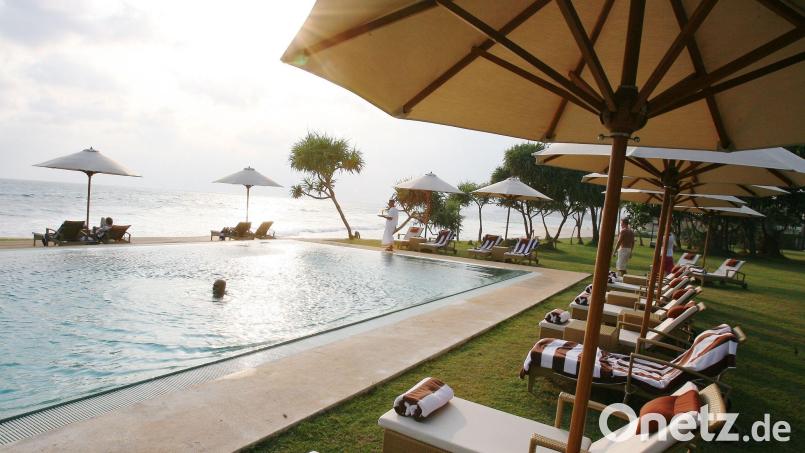 Ein Kläger darf den Reisepreis mindern, weil in seinem Urlaub die Liegen am Hotelpool mit Handtüchern reserviert waren. (Symbolbild) Bild: Steffen Kugler/dpa