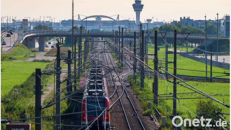 Der Münchner Flughafen (im Hintergrund) wird für mehrere Tage nicht mit der S-Bahn erreichbar sein. (Archivbild) Bild: Peter Kneffel/dpa