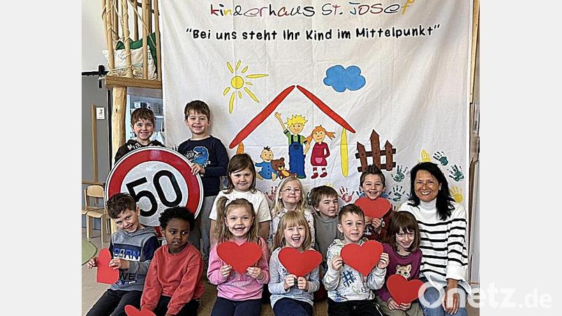 Leiterin Daniela Burger und die Kindergartenkinder freuen sich auf das Jubiläum. Bild: Daniela Burger