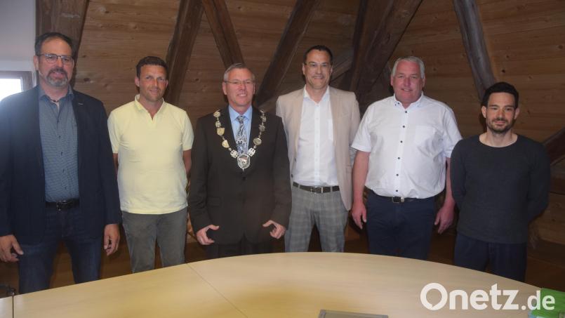 Reinhard Sollfrank (Zweiter von links) nun hauptamtlicher Bürgermeister des Marktes Parkstein vereidigte Alexander Mückl, Markus Schraml (von links) sowie Christian Pfaffinger, Mario Piller und Markus Scheidler-Diertl (von rechts) als neue Marktgemeinderäte. Bild: fz