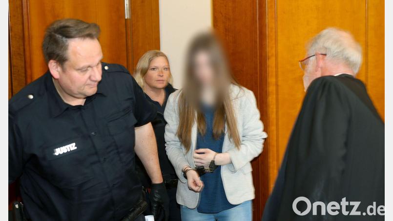 Die Angeklagte und das Opfer kannten sich aus einer Wohngruppe einer Kinder- und Jugendhilfe. Bild: Stefan Rampfel/dpa