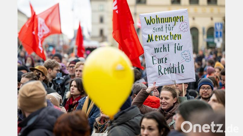 In München und anderen Großstädten formiert sich mittlerweile Widerstand gegen die unaufhaltsam steigenden Mieten. Eine Trendwende ist nach Einschätzung der sozial orientierten bayerischen Wohnungsunternehmen nicht in Sicht. (Symbolbild) Bild: Lennart Preiss/dpa