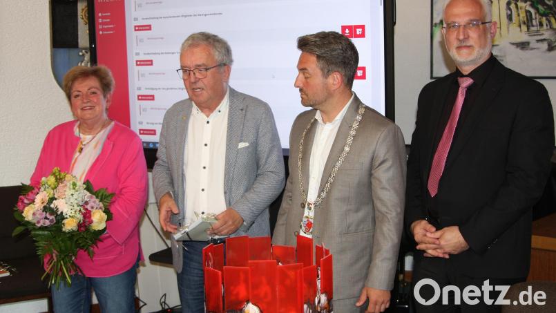 Toni Dutz (Zweiter von links neben seiner Gattin Evi) nimmt Abschied vom Rathaus in Wiesau. Nachfolger wurde Sohn Michael (Zweiter von rechts), der künftig mit Geschäftsleiter Thomas Weiß (rechts) zusammenarbeiten wird. Bild: wro