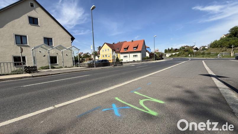 "M" steht für Muffe. Hier, am Gehsteig gegenüber der Polizeistation Vilseck (links), muss aufgegraben werden. Bild: upl