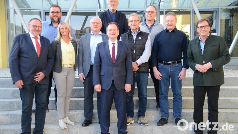 In der letzten Sitzung der vergangenen Wahlperiode wurden auch Gemeinderatsmitglieder verabschiedet: Zweiter Bürgermeister Rudi Heier (vorne, von links), Bürgermeister Christian Porsch und Dritter Bürgermeister Franc Dierl dankten Ursula Hörath (mittlere Reihe, von links), Rudi Kirchberger, Bernhard Stahl und Gerd Zetlmeisl sowie Heiko Adelhardt (obere Reihe, von links), Hans Schmid und Norbert Nickl. Bild: ak