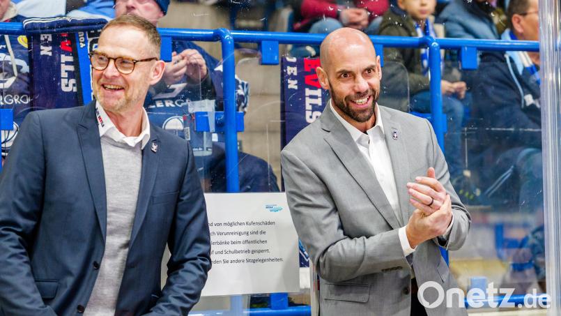Wer folgt auf Jürgen Rumrich (links) als Sportlicher Leiter? Kehrt Alan Letang als Cheftrainer zurück in die Oberpfalz? Das sind zwei wegweisende Personalien, die bei den Blue Devils Weiden derzeit offen sind. Bild: Elke Englmaier