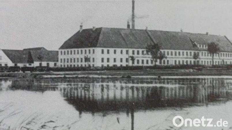 Die „Alte Fabrik“ wurde 1826 am „oeden Gemeindeplatz vorm oberen Thore auf dem Punkte, wo sich die nach Amberg ziehende Vicinalstraße von der Prager Hauptstraße trennt, bei dem (...) Mutter-Anna-Brückl rechts gelegen.“ Heute: Ecke Amberg- und Nürnberger Straße. Bild: Archiv Sepp Strobl