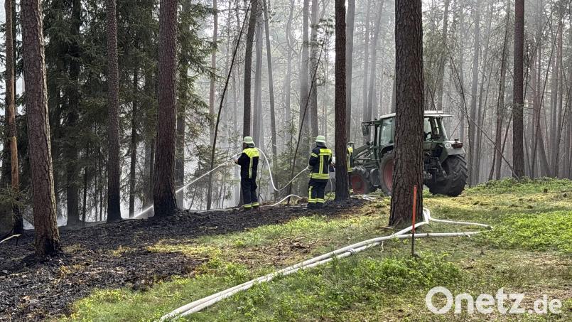 Die Landwirte unterstützten die Feuerwehren bei dem Einsatz. Bild: sbö