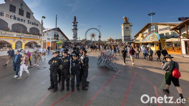 So friedlich wie auf diesem Bild ist der Alltag von Bayerns Beamten leider nicht immer. Jedes Jahr werden viele Beschäftigte des Freistaates Opfer von Gewalttaten. (Illustration) Bild: Peter Kneffel/dpa