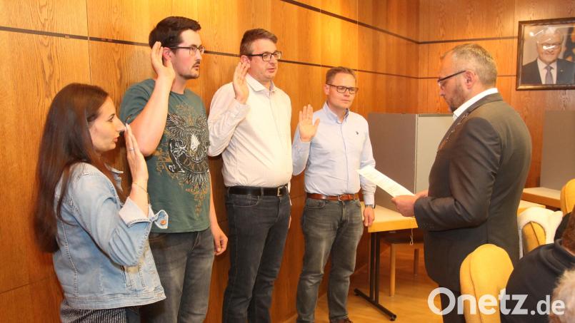 Bürgermeister Markus Bauriedl (rechts) vereidigte Vanessa Sauer, Lukas Kick, Daniel Grötsch und Johannes Kaiser (von links). Bild: pi