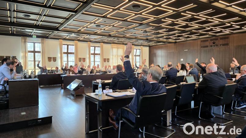 Stühlerücken ist im Kreistag Tirschenreuth angesagt. Zum letzten Mal in alter Besetzung traf sich das Gremium im April zur Verabschiedung des Haushalts (Bild). Bei der konstituierenden Sitzung am 18. Mai werden 20 neue Kreisräte vereidigt. Archivbild: lnz