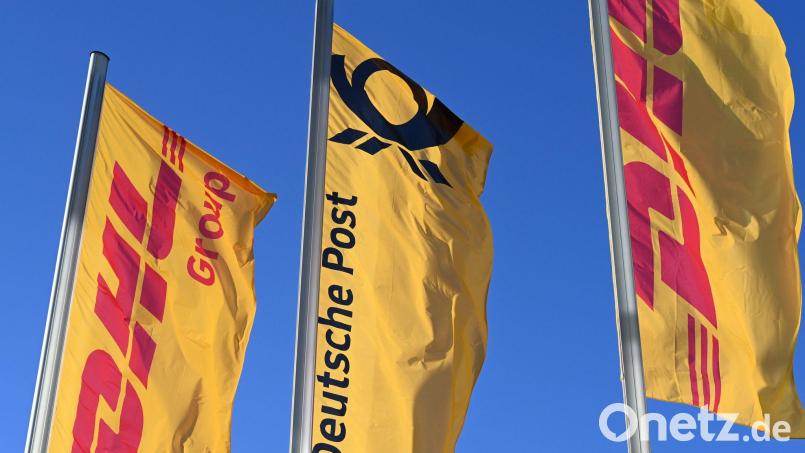 Eine Deutsche-Post-Fahne an der Konzernzentrale, umrahmt von DHL-Fahnen. Bild: Wolf von Dewitz/dpa
