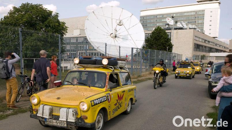 Der Filmemacher Dan Priban fährt mit seinem Trabi am Prager Sendezentrum des öffentlich-rechtlichen Tschechischen Fernsehens (CT) vorbei. (Archivbild) Bild: Michael Heitmann/dpa