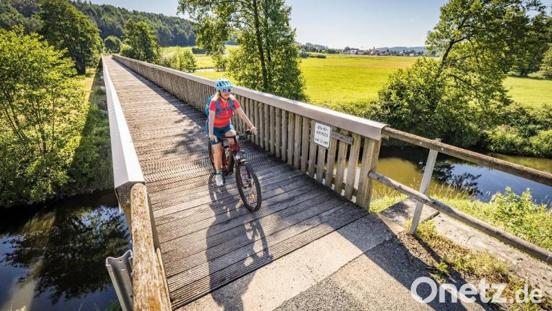 Für Radfahrer auf dem Bayerisch-Böhmischen Freundschaftsweg verkehrt seit Mai ein Radlerbus. Bild: Oberpfälzer Wald, Thomas Kujat