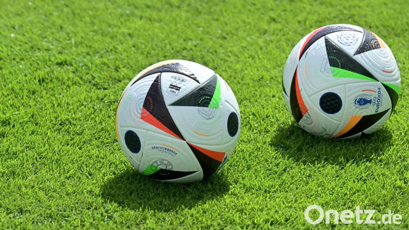 Der Ball rollt in der Relegation im Fußballkreis Amberg/Weiden ab dem 13. Mai. Symbolbild: Hubert Ziegler