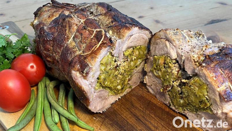 Der Kalbsrollbraten ist gefüllt mit einer Mischung aus Toastbrot, Haselnüssen, Bärlauch, Kräutern und Senf. Bild: Michael Schiffer