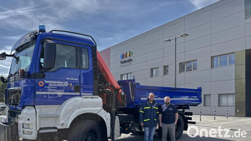 Stadtwerke-Vorstand Michael Kreis (rechts) und Markus Koller vom THW Weiden stehen mit dem neuen Lastwagen-Kipper des Technischen Hilfswerks auf dem Betriebshof der Stadtwerke. Bild: Susanne Forster