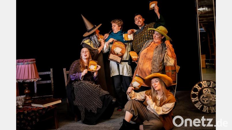 Das Team des OVIGO Theaters präsentiert „Heureka“ in der Regionalbibliothek Weiden. Bild: Max Hegner