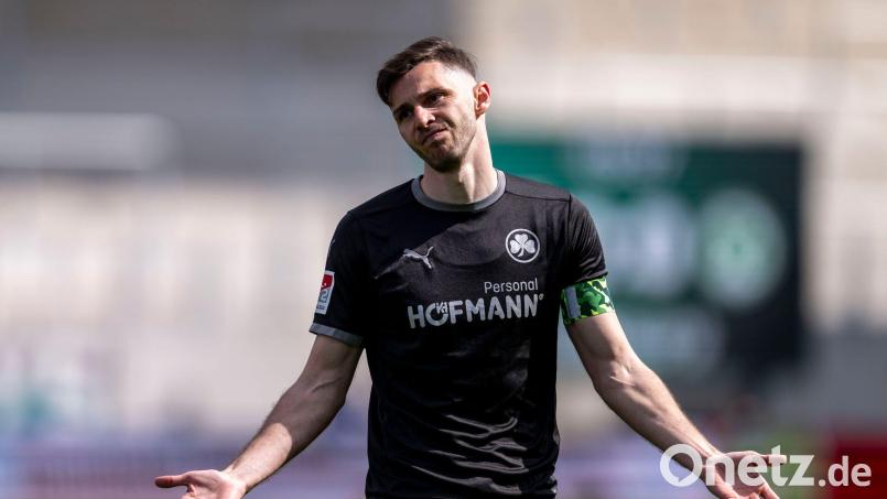 Verlässt die SpVgg Greuther Fürth nach sieben Jahren: Kapitän Branimir Hrgota. (Archivbild) Bild: David Inderlied/dpa