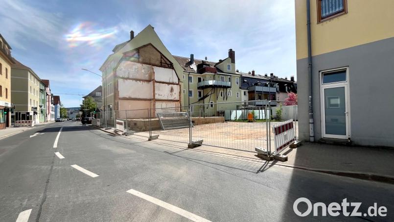 Nur noch die Giebelumrisse erinnern an das frühere "Hammer-Haus" in der Frauenrichter Straße. Auf dem Kellergeschoss plant der neue Grundstückseigentümer ein Mehrfamilienhaus. Bild: Gabi Schönberger