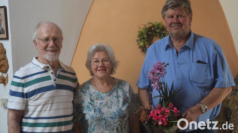 Gerhard und Rosemarie Köhler sind seit 65 Jahren verheiratet. Bürgermeister Martin Schregelmann gratuliert zur Eisernen Hochzeit. (von links). Bild: fz