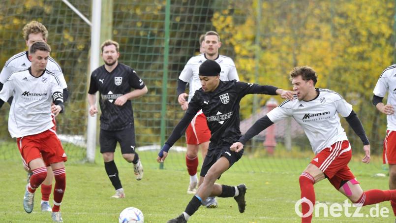 Auf und davon: Philip Kölbl (2.v.r.) vom FC Rieden kann in dieser Szene David Weber (rechts) von der DJK Ursensollen entkommen. Archivbild: Hubert Ziegler