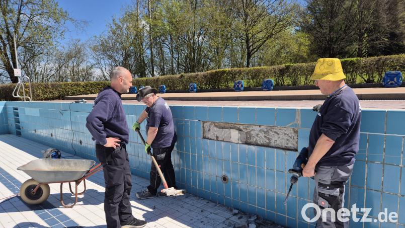 Das Team um Bademeister Horst Lindner (links) muss in diesem Jahr im Freibad Windischeschenbach besonders viele Fliesen austauschen. Bild: Lowak
