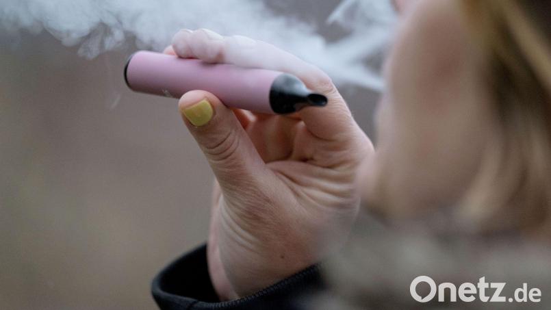 Auch Vapes gelten als gesundheitsschädlich, insbesondere in Verbindung mit Cannabis. Symbolbild: Marijan Murat/dpa
