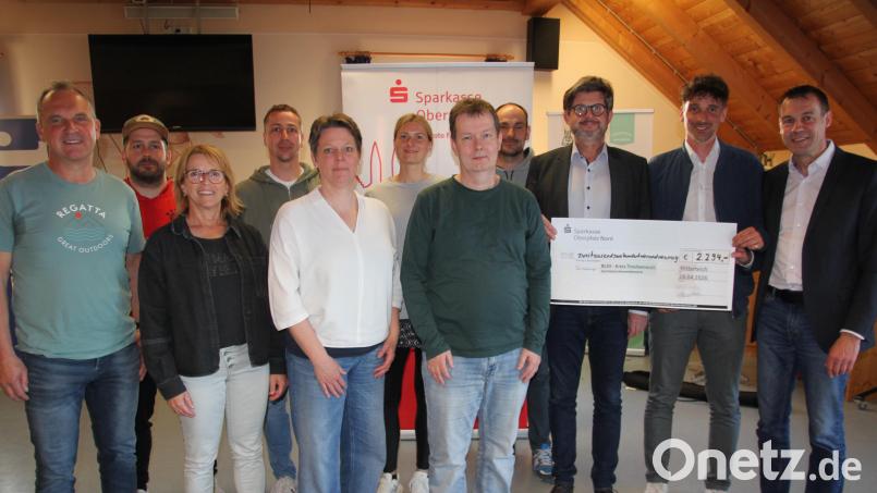 Die Vertreter der Schulen mit Filialbereichsleiter Manuel Waller von der Sparkasse und Schulamtsdirektor Armin Engel, der stellvertretend für die Sportabzeichen, die die Kinder und Jugendlichen absolvierten, einen Scheck in Höhe von 2.294 Euro erhielt. Rechts BLSV-Kreisvorsitzender und Stellvertretender BLSV-Bezirksvorsitzender Andreas Malzer. Bild: Konrad Rosner