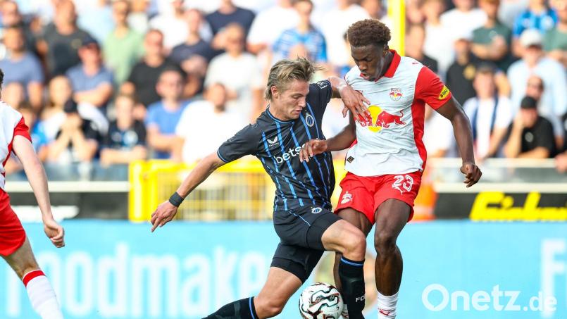 Abwehrspieler Joane Gadou (r) steht laut Medien vor einem Wechsel aus Salzburg nach Dortmund. (Archivbild) Bild: Bruno Fahy/Belga/dpa